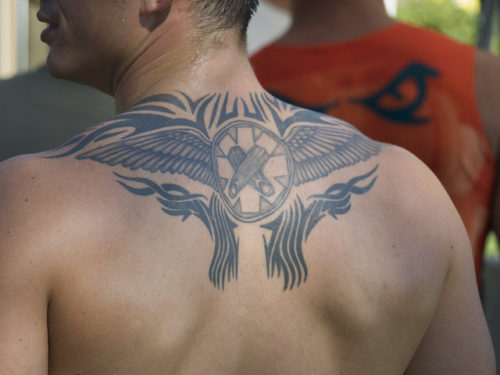 Featured image of post Tatuajes De Angeles Para Hombres Peque os Los hombres eligen tatuarse desde la prehistoria y el por qu de los tatuajes ha variado a lo largo de los a os