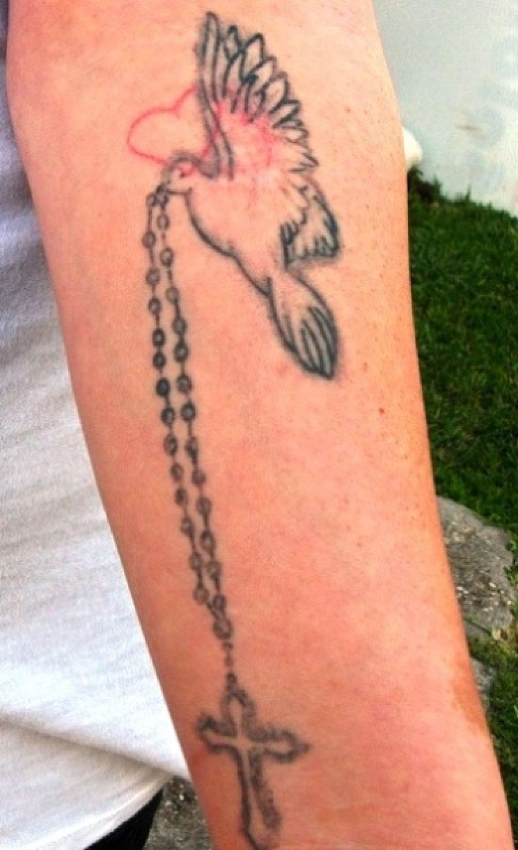 tatuajes de mujeres en el pie - SIGNIFICADO: Los tatuajes de rosarios son  unos de los tatuajes religiosos mas usados. La palabra rosario significa  corona de rosas y es una devoción importante