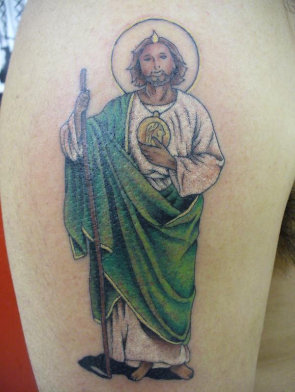Tatuajes de San Judas Tadeo en las piernas.