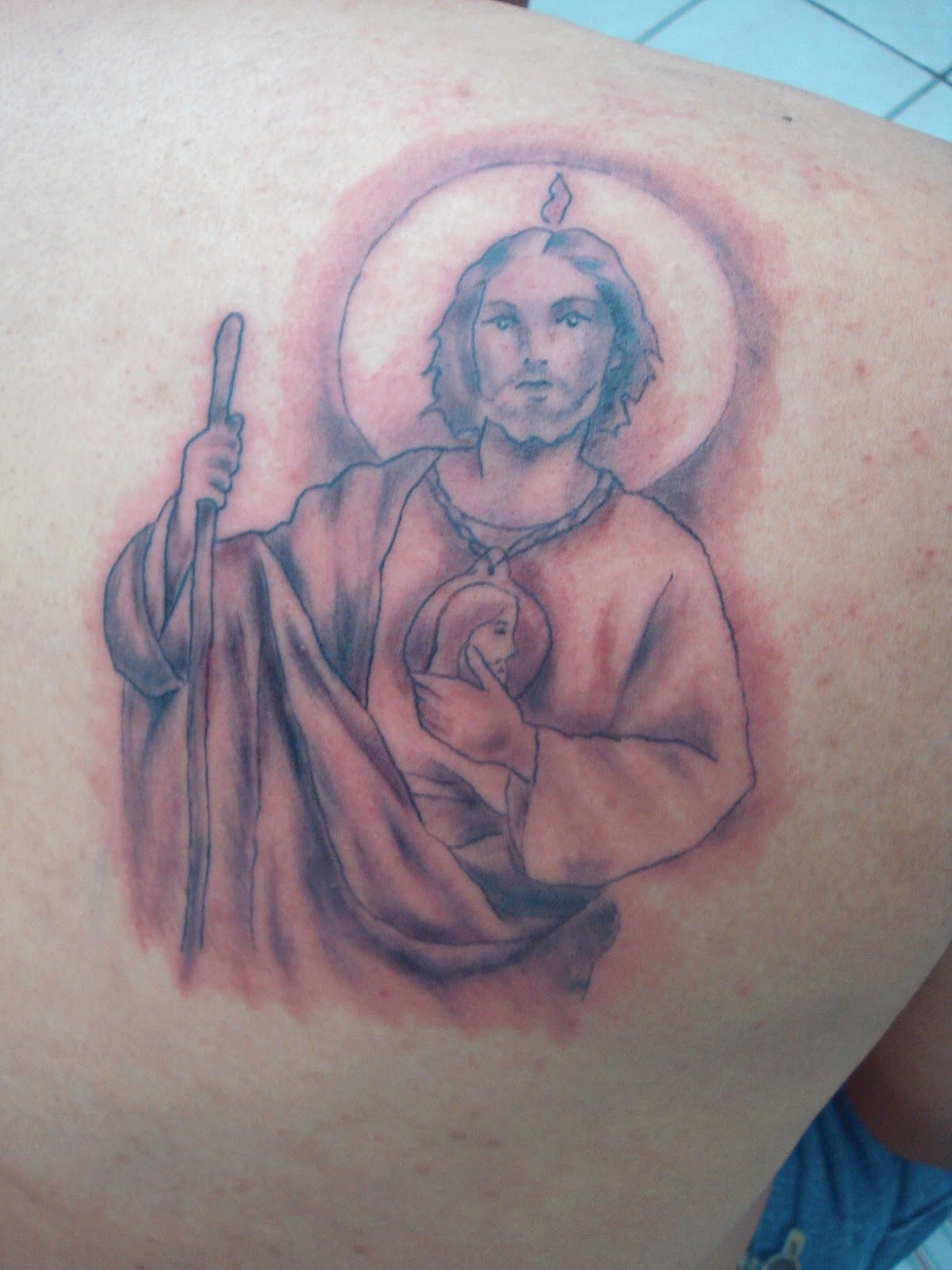 Tatuajes de San Judas Tadeo en la espalda.
