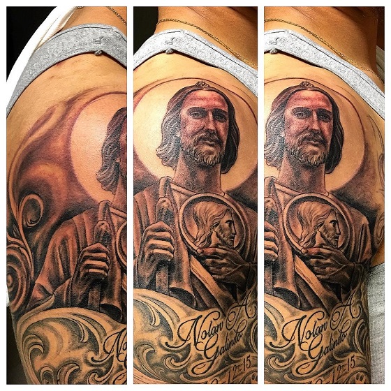 Tatuajes de San Judas Tadeo en los brazos.